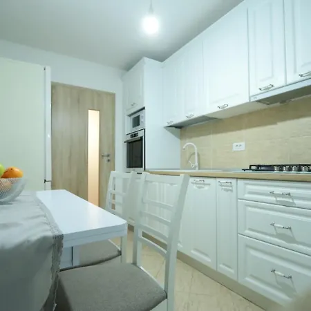 Апартаменти Apartament Coresi Брашов